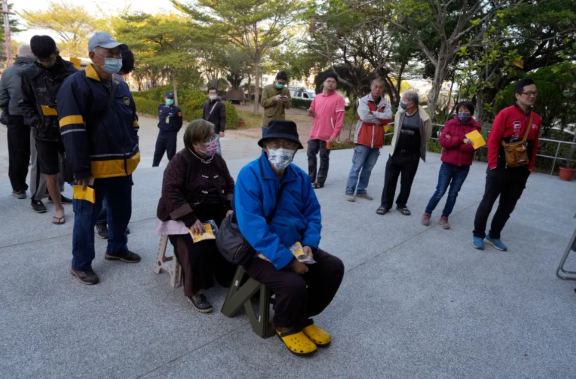 तस्वीर ताइवान में मतदान के लिए लाइनों में लगे लोगों की है।