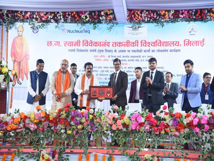 कार्यक्रम के दौरान मंच पर उपमुख्यमंत्री का किया गया सम्मान।