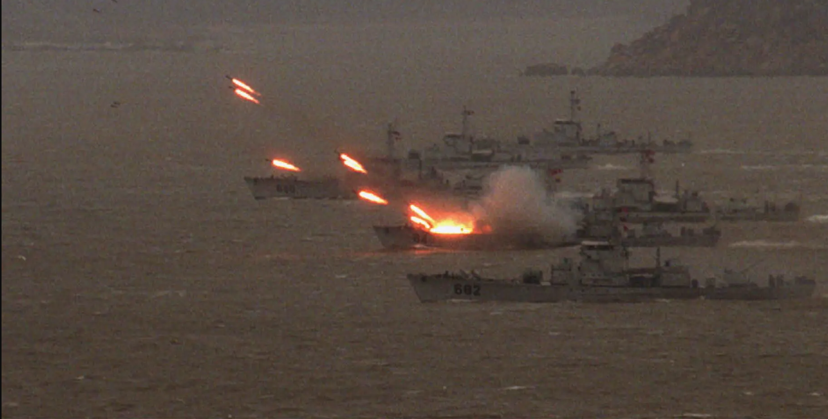 तस्वीर 1996 में चीन की तरफ से ताइवान में दागे जा रहे रॉकेट्स की है।