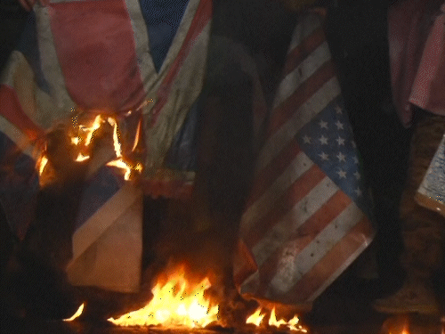 फुटेज ईरान की राजधानी तहरान का है। यहां लोगों ने गाजा और यमन का सपोर्ट करने के लिए अमेरिका, ब्रिटेन और इजराइल के झंडे जलाए।