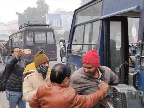 ये विजुअल CM आवास को जाने वाले 5 कालीदास मार्ग की है। हंगामा कर रहे कैंडिडेट्स को पुलिस ने जबरन बस में बैठाया।