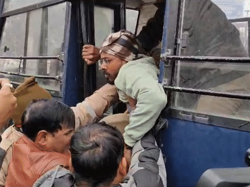 एक कैंडिडेट को बस मे बैठाने के लिए 6-7 पुलिसकर्मी धक्का मारते दिखे।