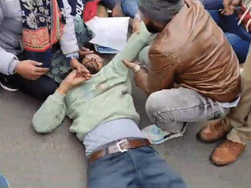 धक्का-मुक्की में एक कैंडिडेट सड़क पर गिर गया, साथियों ने उसे संभाला।