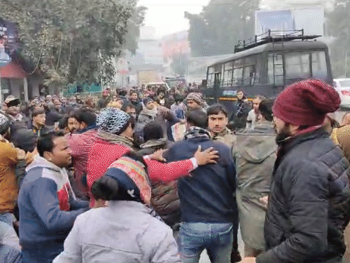 पुलिस ने प्रदर्शन करने वालों को हटाने की कोशिश की तो सभी सड़क पर बैठ गए।