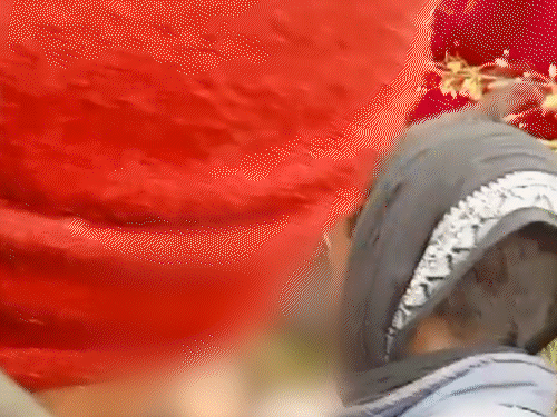 खेत में कोमल का शव पड़ा मिला। जिसके बाद मौके पर परिजन और रिश्तेदार पहुंचे।