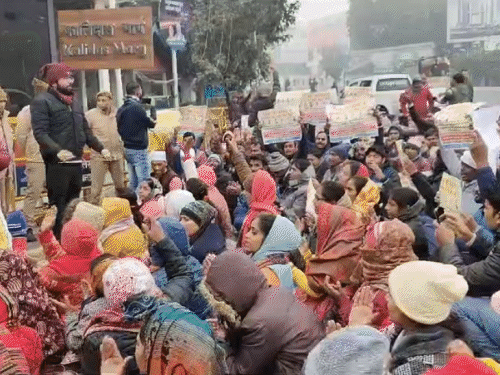 पुलिस से झड़प का ये सीन CM आवास के पास 5 कालीदास मार्ग का है। जहां सरकार के लिए खूब नारेबाजी और नाराजगी देखने को मिली। - Dainik Bhaskar