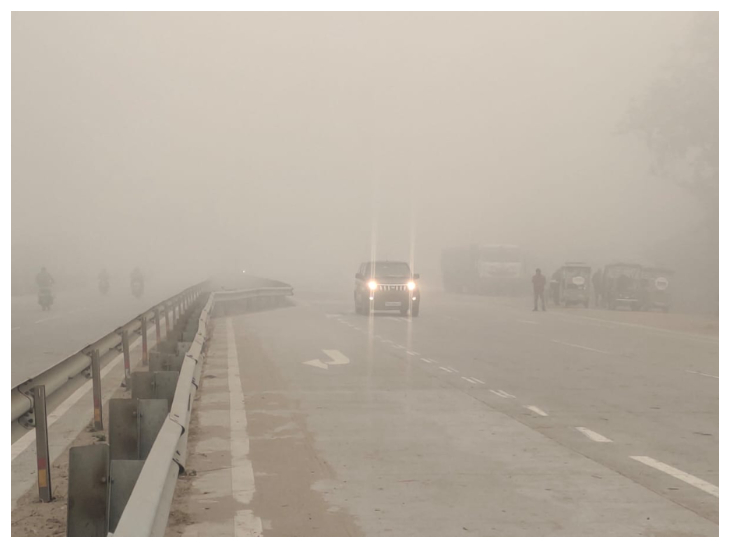 नवादा एनएच 20 के पास घना कोहरा छाया हुआ है।