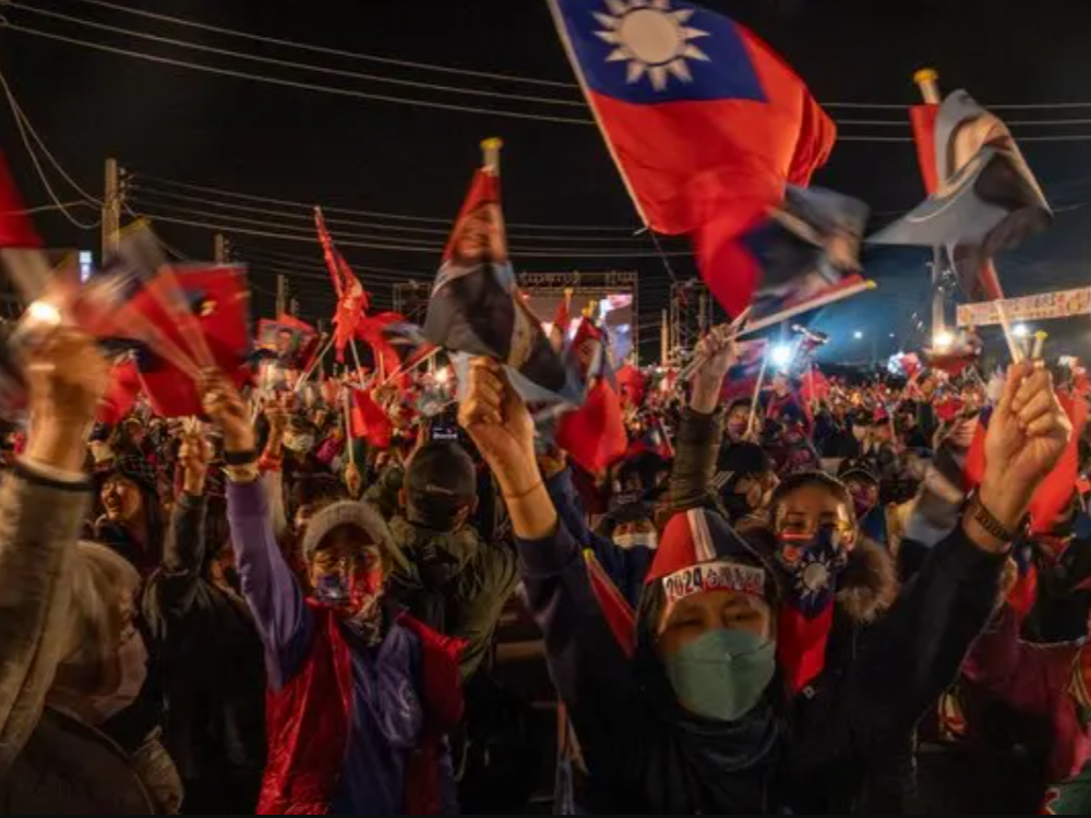 तस्वीर ताइवान में चुनाव की कैंपेन में जुटे लोगों की है। - Dainik Bhaskar