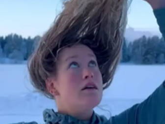 Heavy cold amid snowfall in Sweden Video | स्वीडन में बर्फबारी से बढ़ी ठंड: माइनस 30 डिग्री पहुंचा तापमान, हवा में जमने लगा पानी; सोशल मीडिया इंफ्लूएंसर के बाल जमे