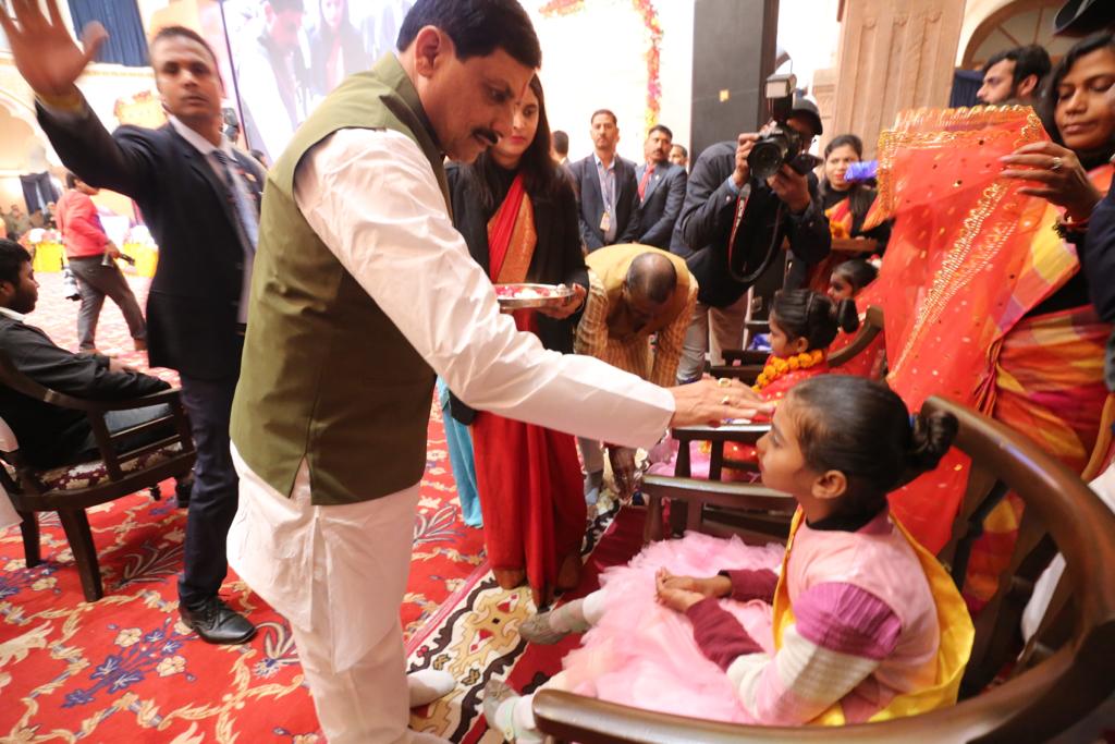 10 जनवरी को लाड़ली बहना योजना की राशि ट्रांसफर करने से पहले CM डॉ. मोहन यादव ने कन्या पूजन किया।