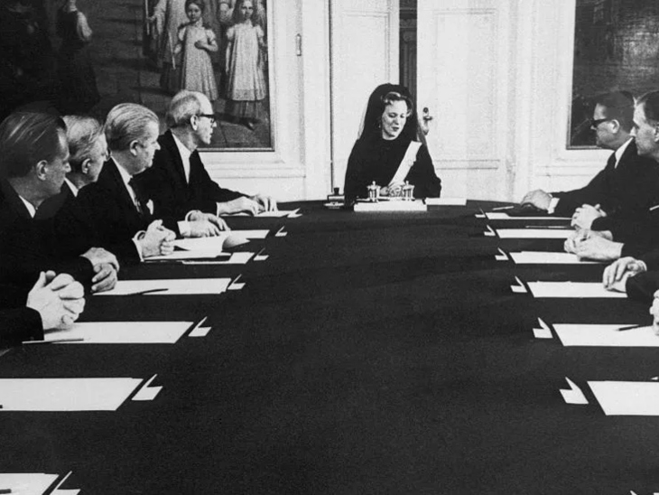 तस्वीर 1972 में कोपेनहेगन में हुई राज्य परिषद बैठक की है। क्वीन के तौर पर यह माग्ररेथ की पहली बैठक थी।