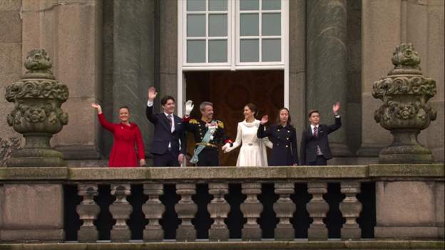 फ्रेडरिक आंद्रे हेनरिक पत्नी और क्वीन कंसोर्ट मेरी ने क्रिश्चियनबोर्ग पैलेस से लोगों का अभिवादन किया। इस दौरान दोनों के बच्चे भी साथ थे।