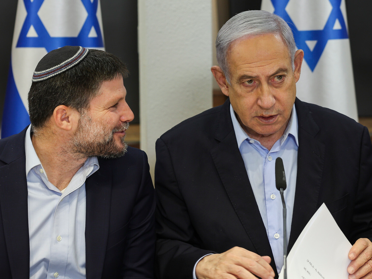 तस्वीर 7 जनवरी 2024 की है। तब बेंजामिन नेतन्याहू और फाइनेंस मिनिस्टर स्मोट्रिच डिफेंस मिनिस्ट्री में एक मीटिंग में शामिल हुए थे। - Dainik Bhaskar