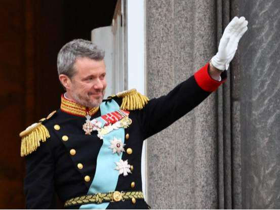 Frederick Andre Henrik becomes King of Denmark | डेनमार्क के किंग बने फ्रेडरिक आंद्रे हेनरिक: 3 बार 27 तोपों की सलामी दी गई, महारानी माग्ररेथ-II ने 52 साल बाद पद छोड़ा