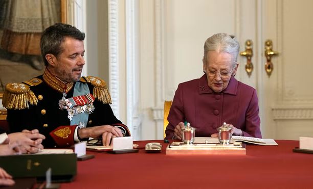 महारानी माग्ररेथ-II ने त्यागपत्र पर साइन करते हुए राजगद्दी बेटे किंग फेडरिक को सौंपी।