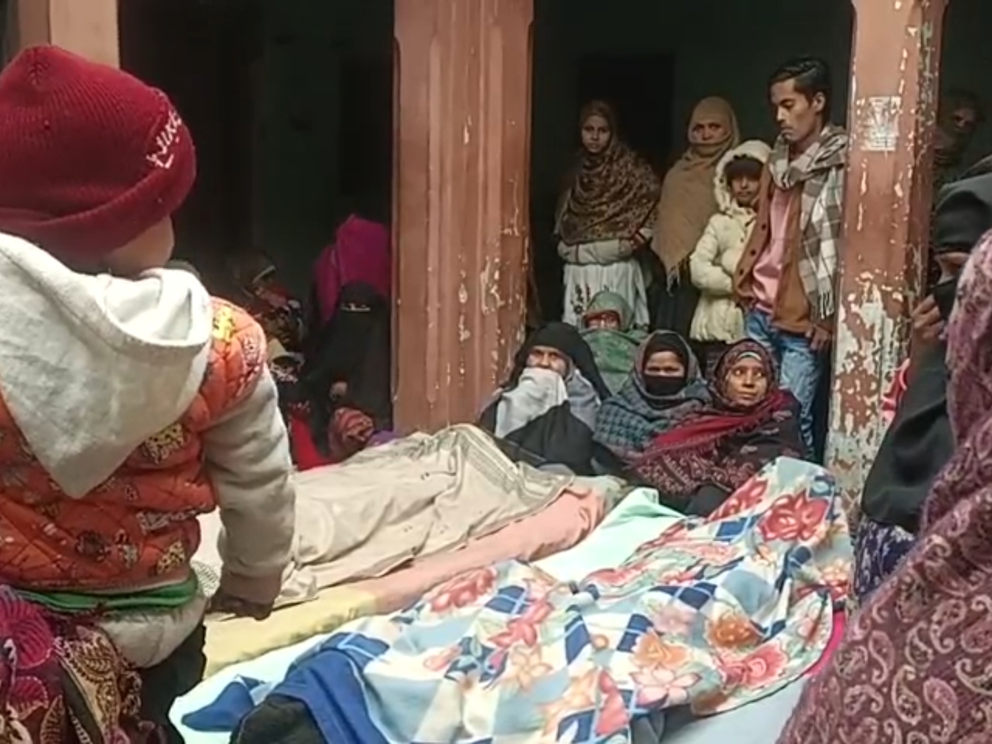 अंगीठी जलाकर सोना पड़ा भारी, दम घुटने से माता-पिता और मासूम की मौत