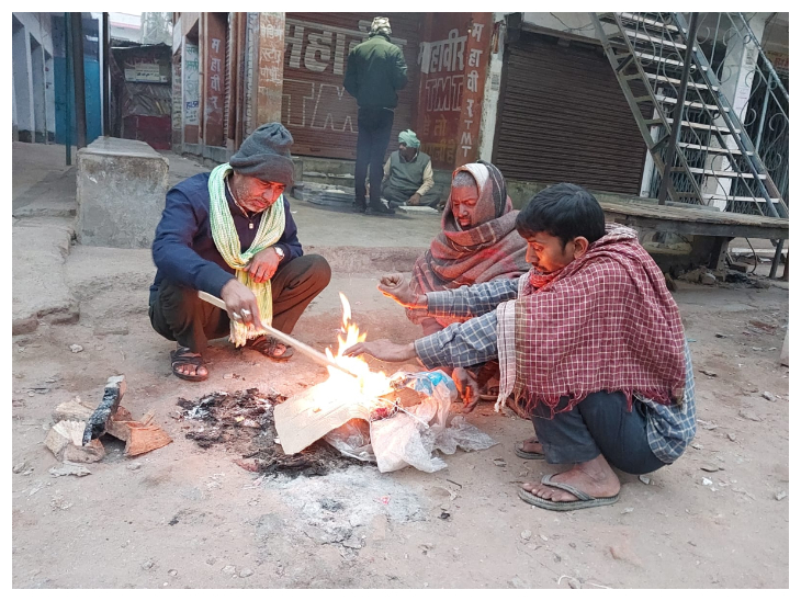 जहानाबाद में अलाव के पास बैठे हुए हैं लोग।