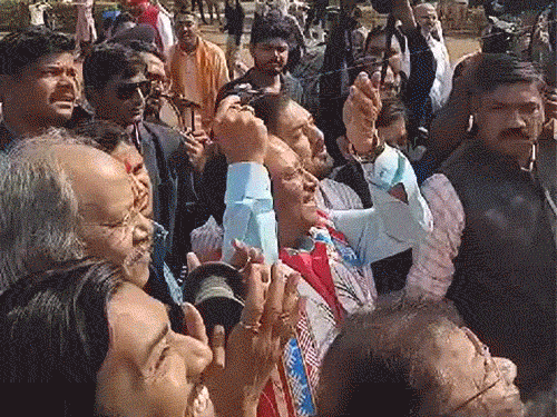 सीएम विष्णुदेव साय ने पतंग उड़ाई और मंत्री बृजमोहन अग्रवाल ने चकरी पकड़ी। इसके साथ ही रायपुर में पतंग उत्सव की शुरुआत की गई। - Dainik Bhaskar