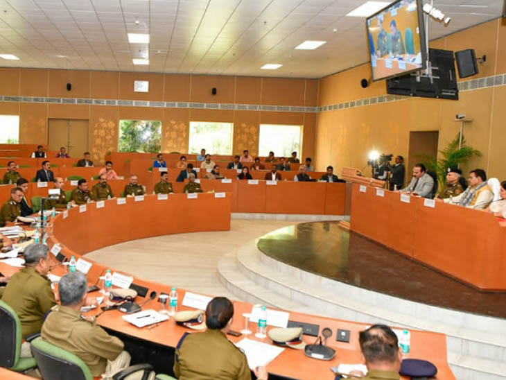 कानून व्यवस्था को लेकर एक मीटिंग के दौरान मुख्यमंत्री भजनलाल शर्मा।