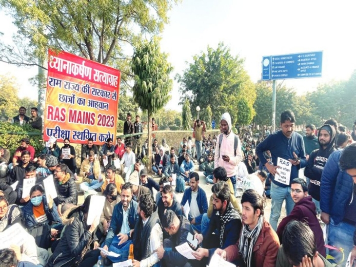 आरएएस मेन्स परीक्षा को स्थगित करने के लिए अभ्यर्थियों ने राजस्थान विवि के मुख्य द्वार पर सत्याग्रह शुरू कर रखा है।