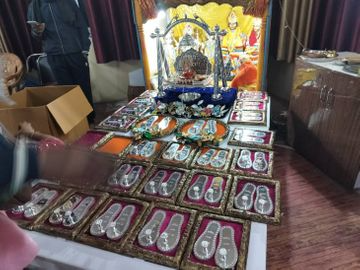 रामलला की ननिहाल से आया सिंहासन और 31 खंडाऊ। - Dainik Bhaskar