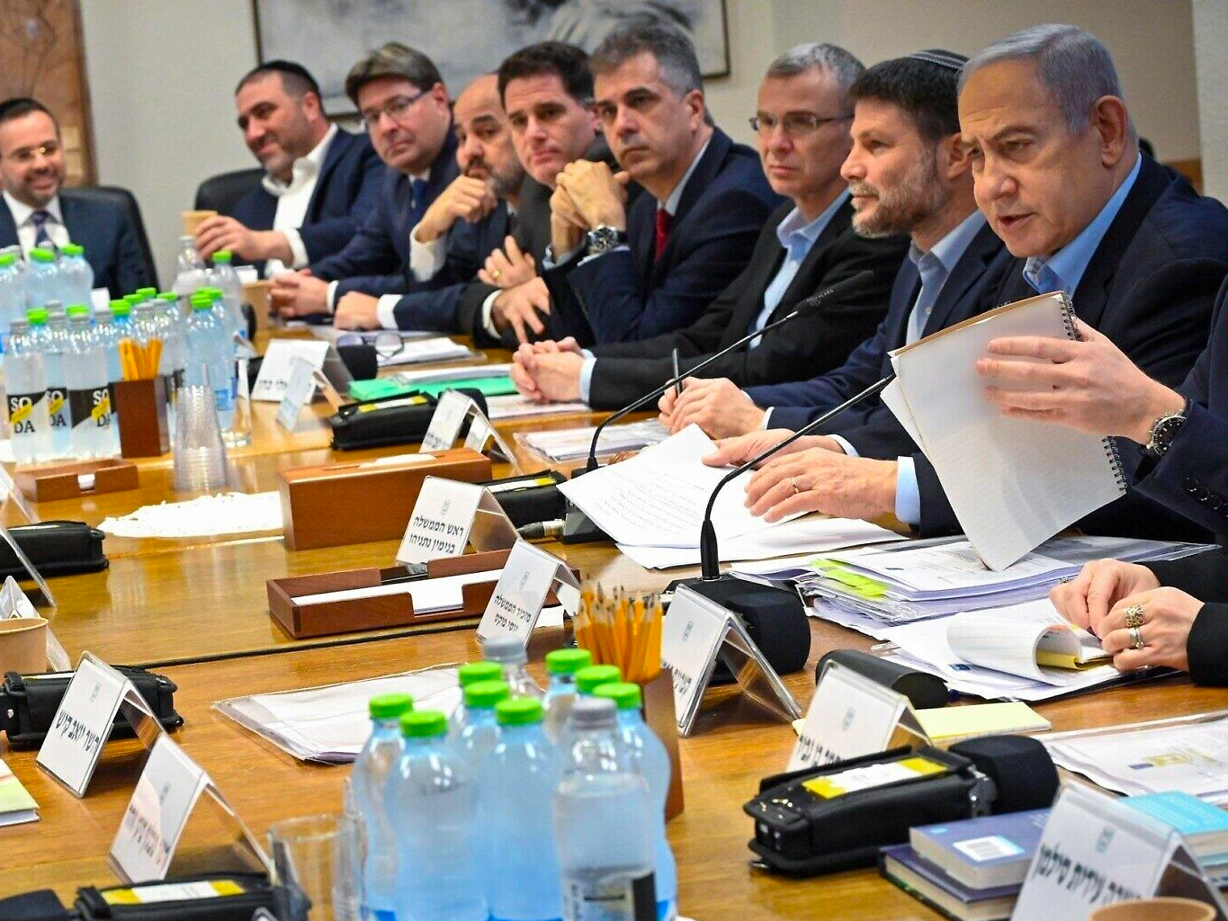 Israel Hamas Gaza War | Netanyahu Gets Extra Budget for War in Gaza Hamas | नेतन्याहू को जंग के लिए बजट मिला: कैबिनेट ने 15 अरब डॉलर मंजूर किए; तुर्किये में इजराइली फुटबॉलर अरेस्ट