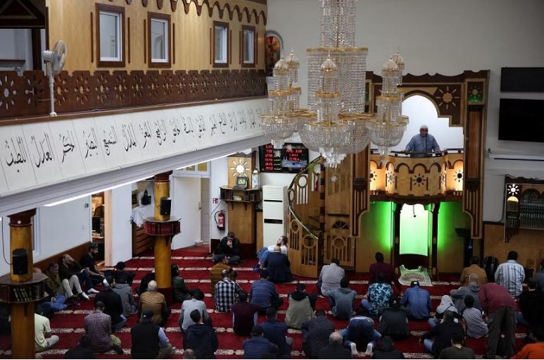 फ्रांस में 1977 एक नियम बनाया गया था। इसके तहत चार मुस्लिम देशों को यह मंजूरी दी गई थी कि वो अपने इमाम फ्रांस भेज सकते हैं। (प्रतीकात्मक)