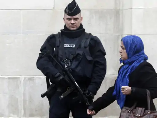 फ्रांस की होम मिनिस्ट्री का मानना है कि रूस सहित पूर्वी यूरोप के देशों से शरण मांगने के नाम पर बड़ी संख्या में लोग फ्रांस में बस रहे हैं। (प्रतीकात्मक)