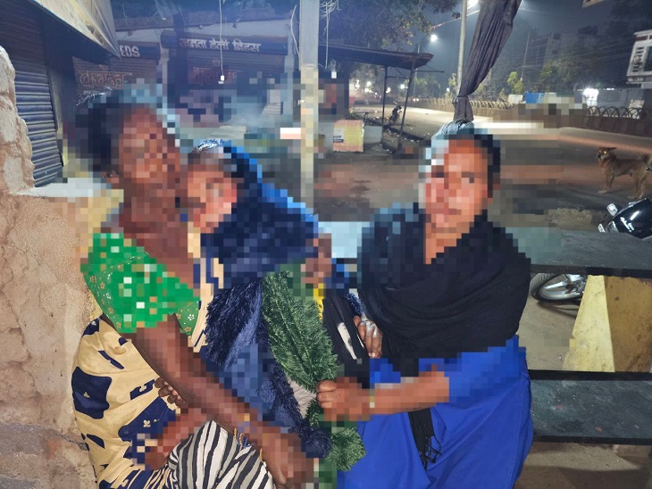 हॉस्पिटल में इलाज कराने पहुंची महिला, उसकी बहन और मां। - Dainik Bhaskar