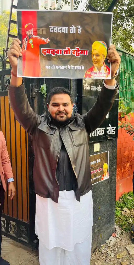 पूर्व अध्यक्ष बृजभूषण शरण के बल्ले के निशान वाली यह फोटो वायरल होने के बाद संजय सिंह को अध्यक्ष बनाए जाने का विरोध बढ़ गया और खेल मंत्रालय ने WFI को निलंबित कर दिया.