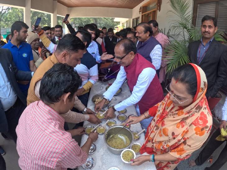 पूर्व सीएम शिवराज के साथ पत्नी साधना सिंह चौहान ने भी मकर संक्रांति के पर्व पर खिचड़ी का प्रसाद वितरित किया।