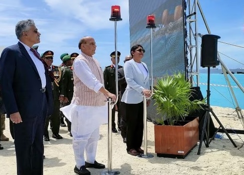 ये तस्वीर 3 मई 2023 की है, जब मालदीव के UTF हार्बर प्रोजेक्ट का शिलान्यास रखा जा रहा था। इस कार्यक्रम में शामिल होने के लिए भारत के रक्षा मंत्री राजनाथ सिंह मालदीव पहुंचे थे।