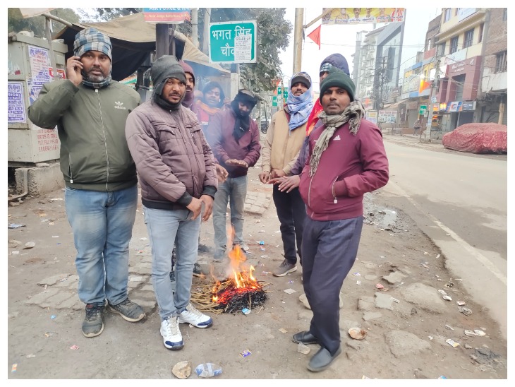 भोजपुर में लोग ठंड से बचने के लिए अलाव तापते दिखे।