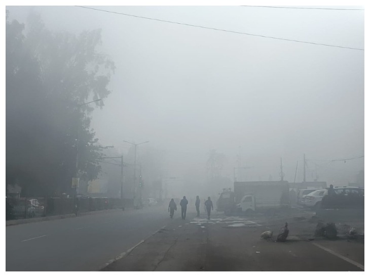 पटना में सुबह-सुबह घना कोहरा छाया हुआ है।