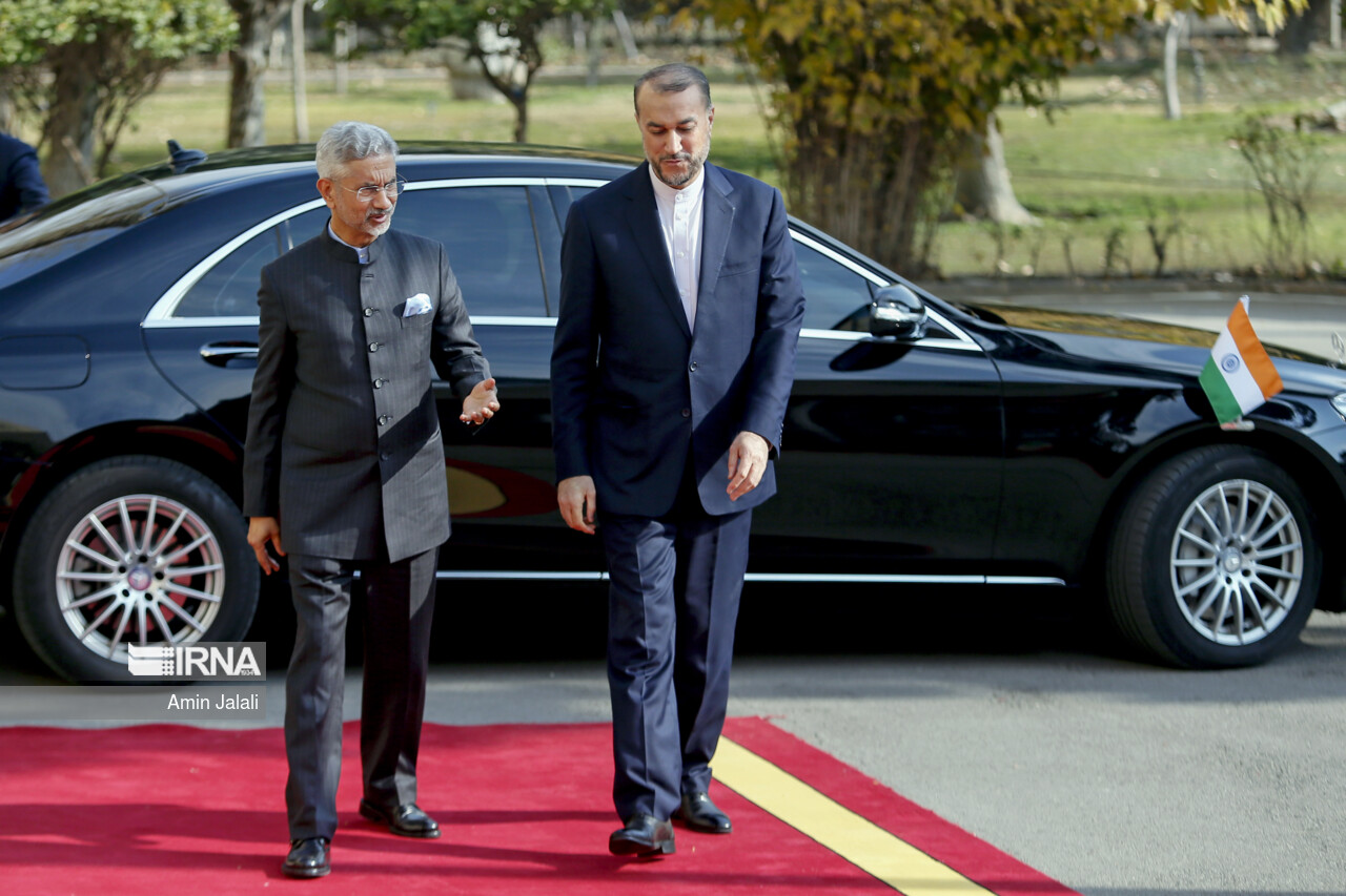 तस्वीर में भारत के विदेश मंत्री जयशंकर ईरानी विदेश मंत्री अमीर-अब्दुल्लाहियन से बात करते नजर आ रहे हैं। (क्रेडिट- IRNA)