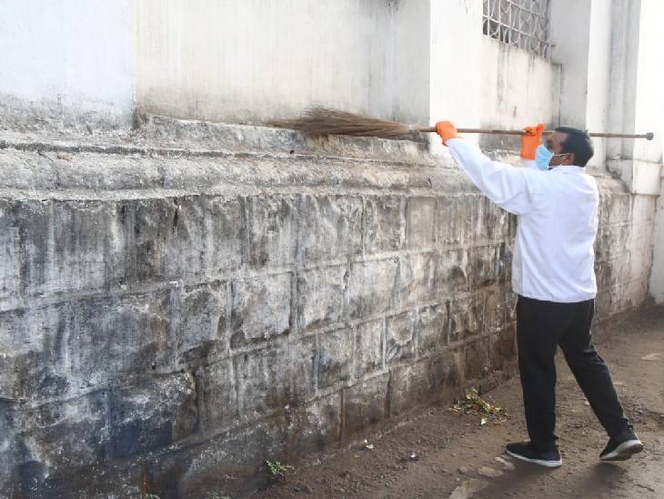 कलेक्टर कौशलेंद्र विक्रम सिंह ने कलेक्टोरेट परिसर के कई हिस्सों में साफ-सफाई की।