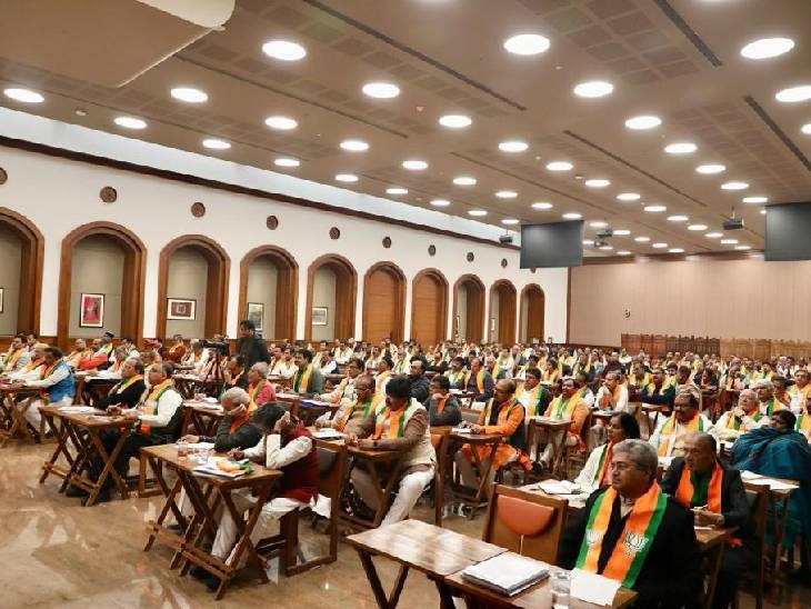 बैठक में देशभर से आए 300 पार्टी पदाधिकारी शामिल हुए।