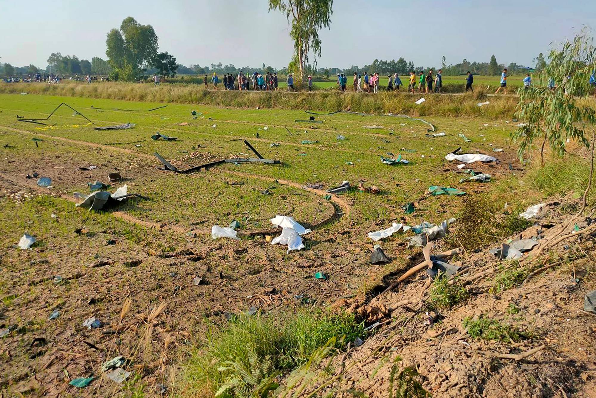 पुलिस ने फैक्ट्री की तरफ जाने वाले रास्ते बंद कर दिए। पुलिस चीफ के मुताबिक- अब तक किसी जीवित व्यक्ति को फैक्ट्री से नहीं निकाला जा सका है।