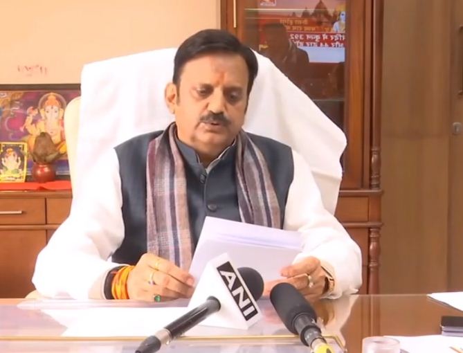 कैबिनेट में हुए निर्णय की जानकारी देते उप मुख्यमंत्री राजेंद्र शुक्ल।