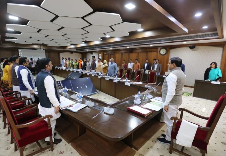 बुधवार को मंत्रालय में हुई कैबिनेट बैठक से पहले मंत्रिमंडल के सदस्यों ने राष्ट्रगीत गाया।