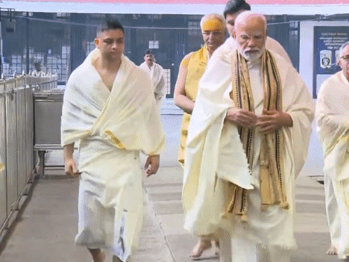 गुरुवायूर मंदिर और त्रिप्रयार श्रीराम मंदिर में पूजा-अर्चना के दौरान प्रधानमंत्री पारंपरिक परिधान मुंडू (धोती) और वेष्टि (सफेद शॉल) में दिखे।