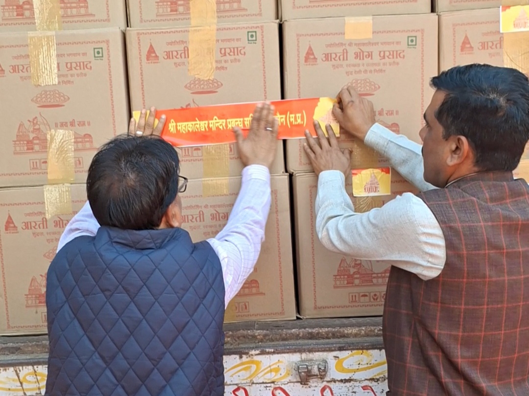 लड्‌डुओं के बॉक्स को पांच कंटेनरों में भरकर भोपाल रवाना किया गया। यहां शुक्रवार को सीएम डॉ. मोहन यादव इन्हें अयोध्या के लिए हरी झंडी दिखाएंगे।