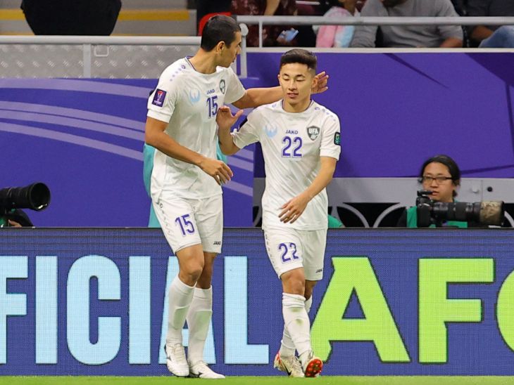 उज्बेकिस्तान के खिलाड़ी ने चौथे मिनट में ही मैच का पहला गोल दाग दिया। अबोसबैक फैजुल्लाएव (22 नंबर जर्सी) हेडर गोल किया।