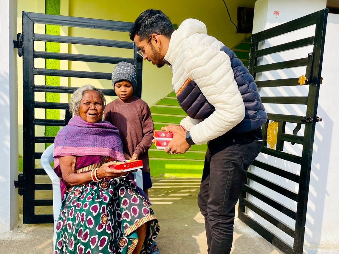 मिट्टी के दीए, तेल, बाती और मिठाई के बॉक्स का किया गया वितरण।