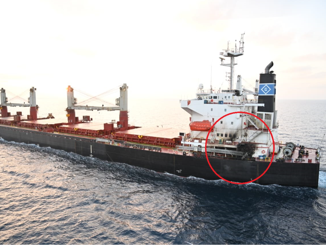 मंगलवार देर रात अदन की खाड़ी में एक और जहाज पर ड्रोन से हमला हुआ। लाल घेरे में उस जगह को देखा जा सकता है, जहां जहाज में आग लगी थी। - Dainik Bhaskar