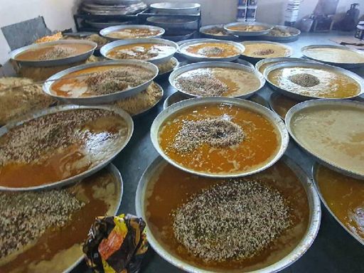 लड्‌डू बनाने के लिए बेसन को घी में सेंकने के बाद ठंडा होने के लिए रखा जाता है।