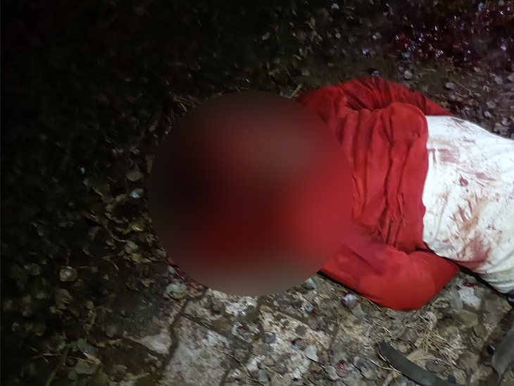 हत्या के बाद श्मशान घाट के पास पड़ा गोल्डी का शव।