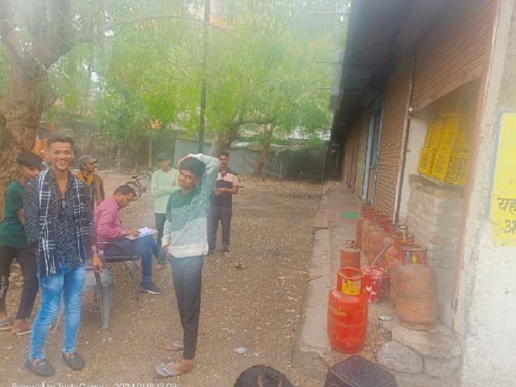 घरेलू गैस सिलेंडर की रिफिलिंग कर ब्लैकमार्केटिंग पर खाद्य विभाग ने की कार्रवाई।