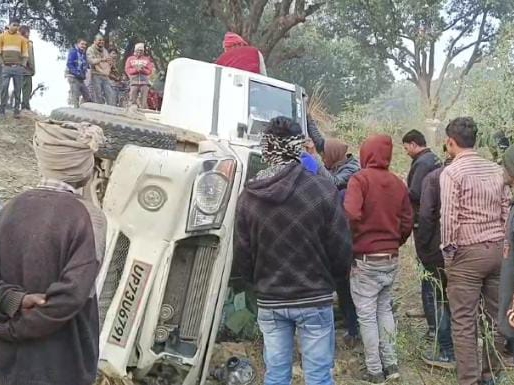 Uncontrolled Bolero overturned on the roadside in Kaushambi | कौशांबी ...