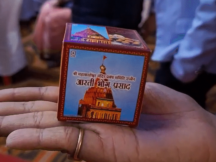 लड्‌डू प्रसादी को इस तरह पैकेट में पैक किया गया है।